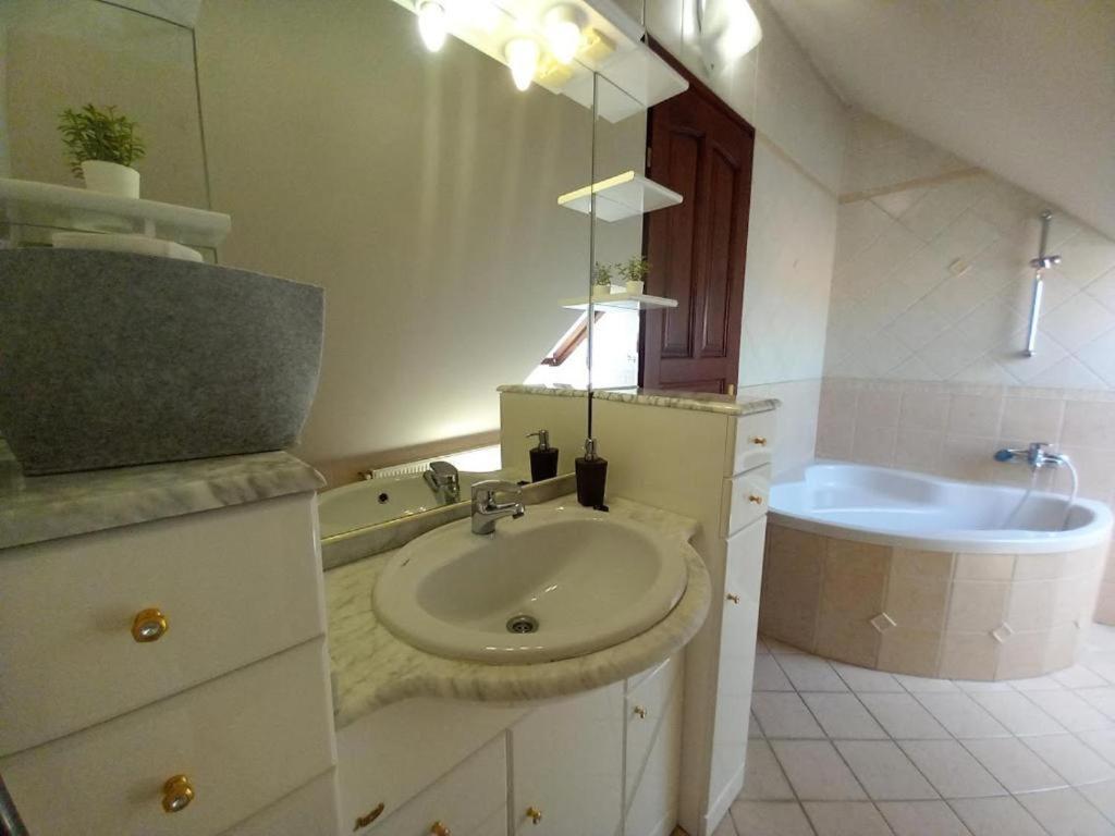 Lujza Apartman Goedoello Apartment Exterior foto