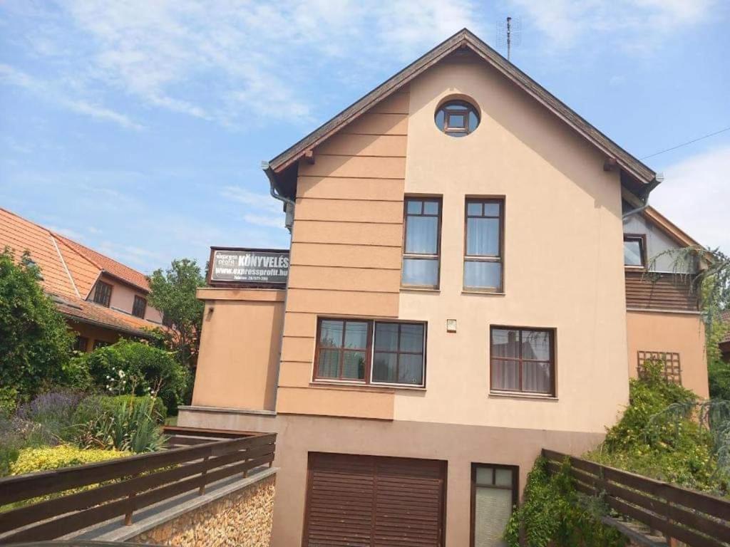 Lujza Apartman Goedoello Apartment Exterior foto