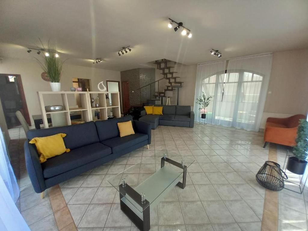 Lujza Apartman Goedoello Apartment Exterior foto