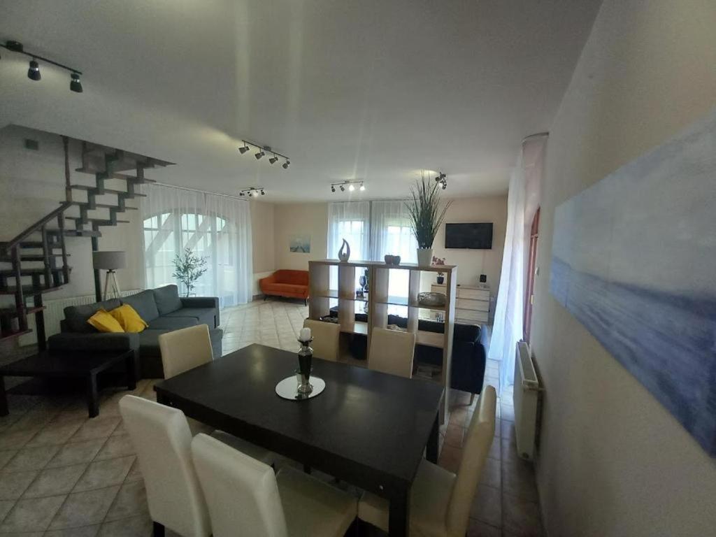 Lujza Apartman Goedoello Apartment Exterior foto
